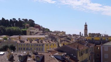 Çimenlerin, Fransa 'nın, kiremit çatıların ve açık mavi gökyüzünün şehri.