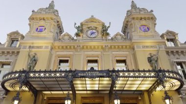 Monte Carlo Kumarhanesi 'nin gösterişli yüzü alacakaranlıkta aydınlandı, mimari ihtişamını gözler önüne serdi.