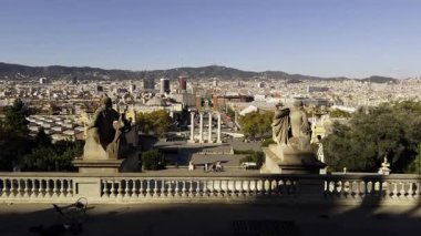 Barselona, İspanya 'nın plaka de carles buigas ve şehir manzarasına bakan heykeller.