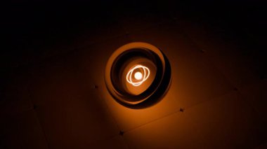 Şebeke yüzeyinde dönen gizemli parlayan küre. Tasarım