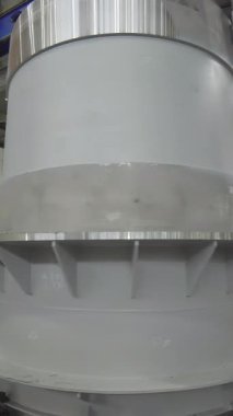 Büyük bir endüstriyel bileşen fabrika ortamında, gelişmiş imalatı sergiliyor. Menkul Kıymetler