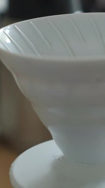 Evde veya kafede aromatik kahve yapmak için mükemmel beyaz seramik kahve damlatıcısı. Medya