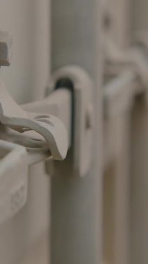 Endüstriyel tasarım ve işlevini vurgulayan bir depo kapağının kilidini kapat. Stock Görüntüsü