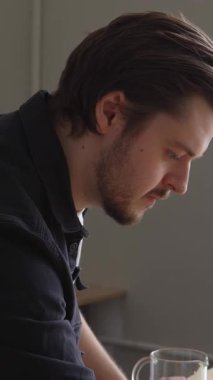 Kafe masasında otururken düşünceli bir tefekküre dalmış genç bir adam huzurlu bir yansıma anı yakalıyor. Medya