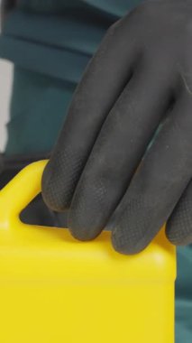 Siyah eldivenli gizemli bir figür, gizli içerikleri açığa çıkaran sarı bir kap açar. Başka bir eldivenli birey daha katılıyor ve entrikaları yoğunlaştırıyor. Yaratıcı