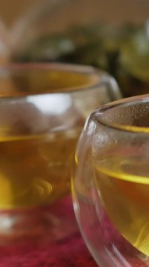 Zarif ve güzel cam bardaklarda servis edilen aromatik bitki çayıyla nefis sükunetin tadını çıkarın. Medya