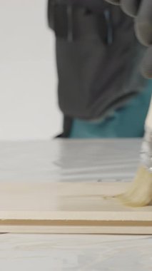 Bir zanaatkar ustalıkla ahşap üzerine leke sürerek tahılını geliştirir. İzleyiciler zengin renk elde etmek için tekniklere değer verecek, DIY için ideal. Yaratıcı