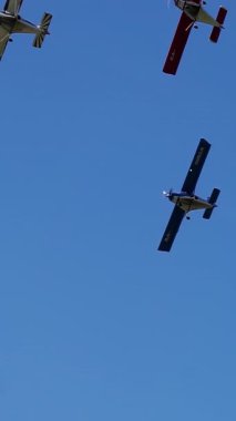 Kaliteli uçaklar açık mavi gökyüzünde karmaşık bir hava düzeni sergiliyorlar, güzel bir şekilde yetenekli havacılık sergiliyorlar. Medya