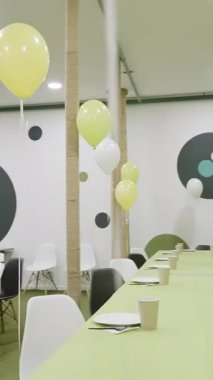 Renkli balonlarla süslenmiş, neşeli toplantılar ve kutlamalar için ideal, parlak ve davetkar bir yer. Yaratıcı