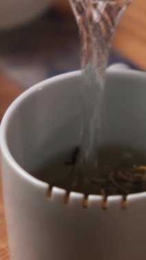 Çay demlemenin dingin ve rahatlatıcı ayinini deneyin. Sıcak su çay yapraklarının üzerine yavaşça dökülür ve mutluluk yaratır. Medya