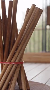 Modern bir sanatsal sergi, tarçın çubuklarını, güzelliklerini vurgulamak için minimalist bir tarzda sergiliyor. Yaratıcı
