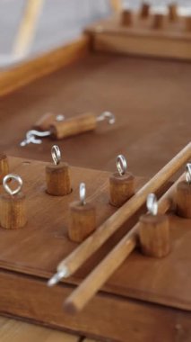 Kırsal bir masada el yapımı ahşap bir masa oyunu, oyuncuları heyecan verici bir oyun gecesine davet ederek, toplantılar için samimi bir ortam yaratır. Yaratıcı
