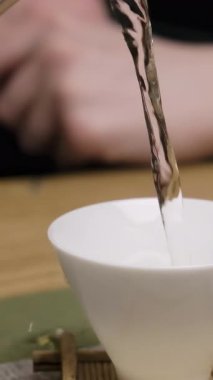Bu video, güzel bir sette beyaz bir fincana buharlı çay döken birini gösteriyor, sakinliği ve sıcak bir içkinin keyfini çıkartıyor. Medya
