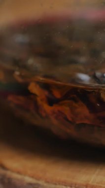 Bu video, bir cam çaydanlık ve kırsal bir ahşap masa üzerindeki zarif bardaklarla rahatlamayı ve basitliği vurgulayan sakin bir çay deneyimini içeriyor. Medya