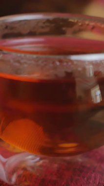 İki fincan buharda pişmiş çay ve sıcak bir öğleden sonrası için bir sürahi çayla tamamlanmış şanslı bir kedi heykelciği. Medya