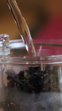 Videoda çay demleme, çay yapraklarından oluşan bir çaydanlığa dökülen suyu ön plana çıkarma ve zengin bir karışım yaratma sürecinin sakinleştirildiği görülüyor. Medya