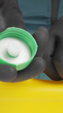 Siyah eldivenli gizemli bir figür, gizli içerikleri açığa çıkaran sarı bir kap açar. Başka bir eldivenli birey daha katılıyor ve entrikaları yoğunlaştırıyor. Yaratıcı