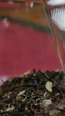 Video, cam çaydanlığa çay dökmekten, aroma ve zarif servis akışına kadar uzanan huzurlu çay hazırlama sürecini gösteriyor. Medya