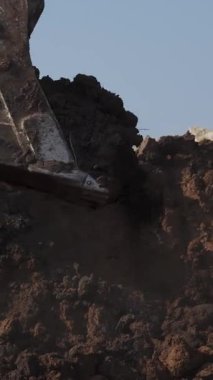 Güçlü ve verimli bir kazıcı, ilerlemeyi kolaylaştırmak için etkin bir şantiyeye toprak döker ve kaldırır. Kırp