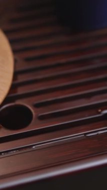 Kil çaydanlık, doğal kayalar ve rahatlama anları için mükemmel ahşap bir tepsi ile sakin bir çay seti. Medya