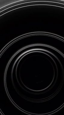 Karmaşık dairesel bir tasarım tek renkli bir palette elementlerin ve derinliğin karşıtlığını güzel bir şekilde sergiliyor. Tasarım