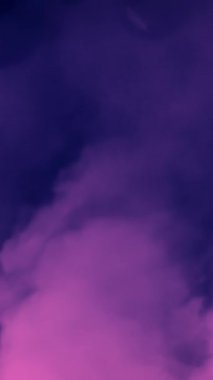 Bulanık bir rock konseri sahnesi. Işıklandırma efektli mor duman tüm ekranda. Stroboskop etkisi.