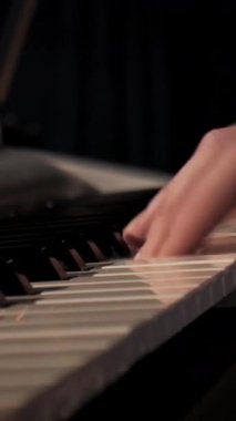 Piyanistin parmakları synthesizer tuşlarına basıyor. Piyanoda solo çalan bir adamın elleri. Yavaş çekim Üst Görünüm Kapat