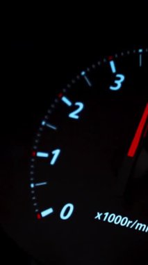 Modern bir arabanın takometresi, cama yansıyan sürücünün sert hızlanmalarına tepki verir. Hareket kavramı, videoyu kapat.