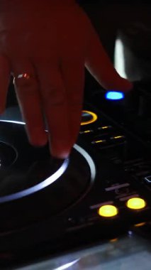 Disko kulübünde dans müziği karıştırmak için DJ ses kontrol konsolu. Medya. Ellerinizi kapatın düğmelere basın, karıştırma güvertesinde elektronik müzik çalın, gece kulübü dans partisinde renk aydınlatması