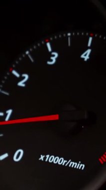 Modern bir arabanın takometresi, motor ya da motor tek virajda çalışır ve araba hareket etmez. Hareket kavramı, videoyu kapat.