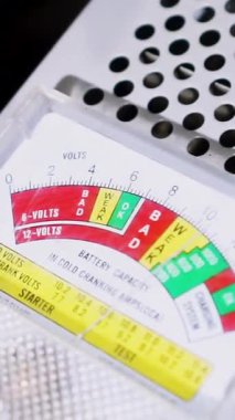 Batarya kapasitesi test voltmetresini kapatın. Endüstriyel motor tamirine hizmet ekipmanı, otomobil otomotiv arka planı.