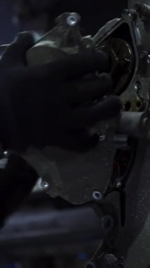 Siyah iş eldivenli adam büyük araba motorunu tamir ediyor. Görüntü. Motora yağ çubuğu yerleştirme işlemini yavaş çekimde kapat.