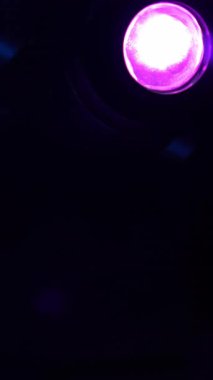 Sahnede çok renkli projektör spot ışıklarının yakın çekimi. Görüntü. - Evet. Parti ya da disko ekipmanları