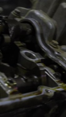 Parçalanmış araba motoru. Görüntü. Eski otomobil motoru tamir servisinde.