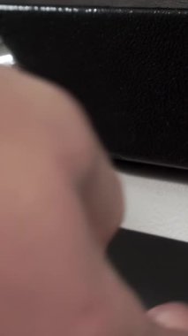 Erkek eli, aletleri kutudan alır. Görüntü. Otomotiv aracı, servis el