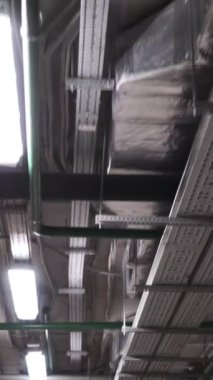 Floresan lambaları yanıp sönüyor. Büyük bir yeraltı otoparkını aydınlat ve aydınlat