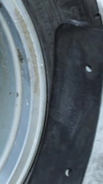 Lastik çıkarma işlemini lastik çıkarma makineleri ile kapatma işlemi. Araba servisinin çalışma sürecinin ayrıntıları.
