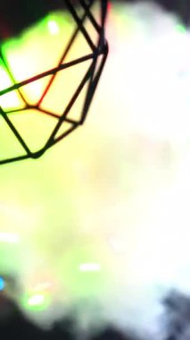 Işıklandırma ekipmanı. Görüntü. Lazer projektör ve nargile dumanı. Gece hayatı, partiler ve rahatlatıcı arka plan.