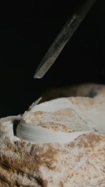 El işi taşları ve siyah arka planda izole edilmiş aletler. Medya. Heykeltraş şeklinde hobiler ve sanat