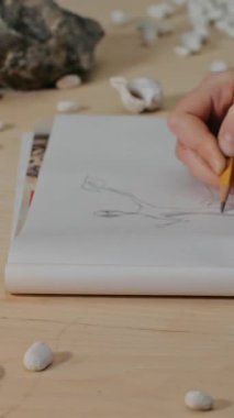 Mumlar, taşlar ve kabuklardan oluşan sakin ve huzurlu bir sahne derin bir yaratıcılık ve sakinlik hissi uyandırıyor.