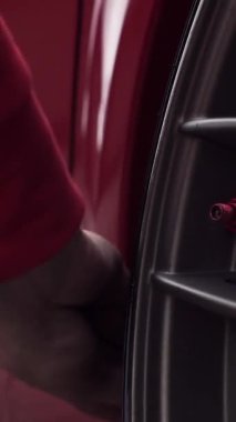 Erkek el yıkama tekerleği arabasını kapatın. Görüntü. Modern spor arabanın tekerleği.