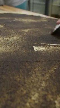 Bir kadının el makyajı haşhaş tohumları ve hamur üzerine tatlı reçel sürmesi. Medya. Tatlı pişiriyorum.