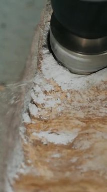 Cutter taşla çalışır. Medya. Heykeltraş taşı işlemine yakın çekim. Arkaplanda izole