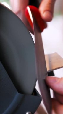 Sokakta Erkek Elleri Keskinleştirme Bıçağı. Bıçak keskinleştirme, sert ve pürüzlü bir yüzeye karşı bilenerek bıçak veya benzeri bir alet yapma sürecidir..