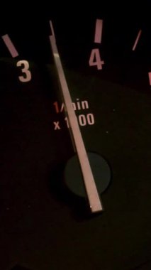 Otomobil hızlanırken, kırmızı okun hareket ettiği gösterge paneli ve hız göstergesi. Araç kadranını kapat, ulaşım konsepti.