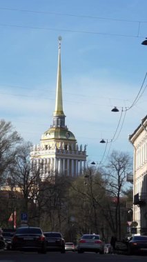 Saint-Peterburg, Rusya - Temmuz 2022: Sokağın sonundaki Peter ve Paul Katedrali. Görüntü. Geçmekte olan yayaların alt görünümü.