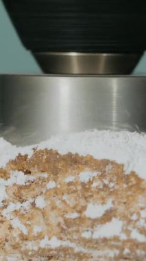 Cutter taşla çalışır. Medya. Sanatsal taş işleme yakın çekim. Arkaplanda izole