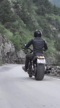 Motosikletçiler güçlü motorlarımızı Monako 'daki dağ yılanına bindirirler. Motosikletten son görüntü. Kask takmış pilotlu iki helikopter yavaş çekimde iniyor..