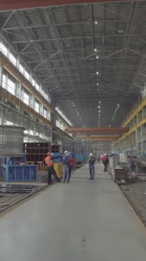 Büyük ve geniş bir fabrika ortamında ağır makineler ve çok sayıda aktif işçi üretiliyordu. Menkul Kıymetler