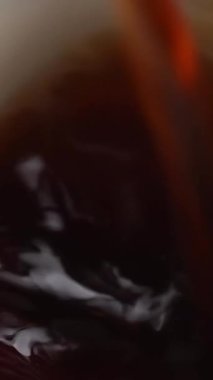 Büyüleyici bir manzara taze demlenmiş kahvenin profesyonel bir baristanın bardağına dökülüşünü gösteriyor. Medya